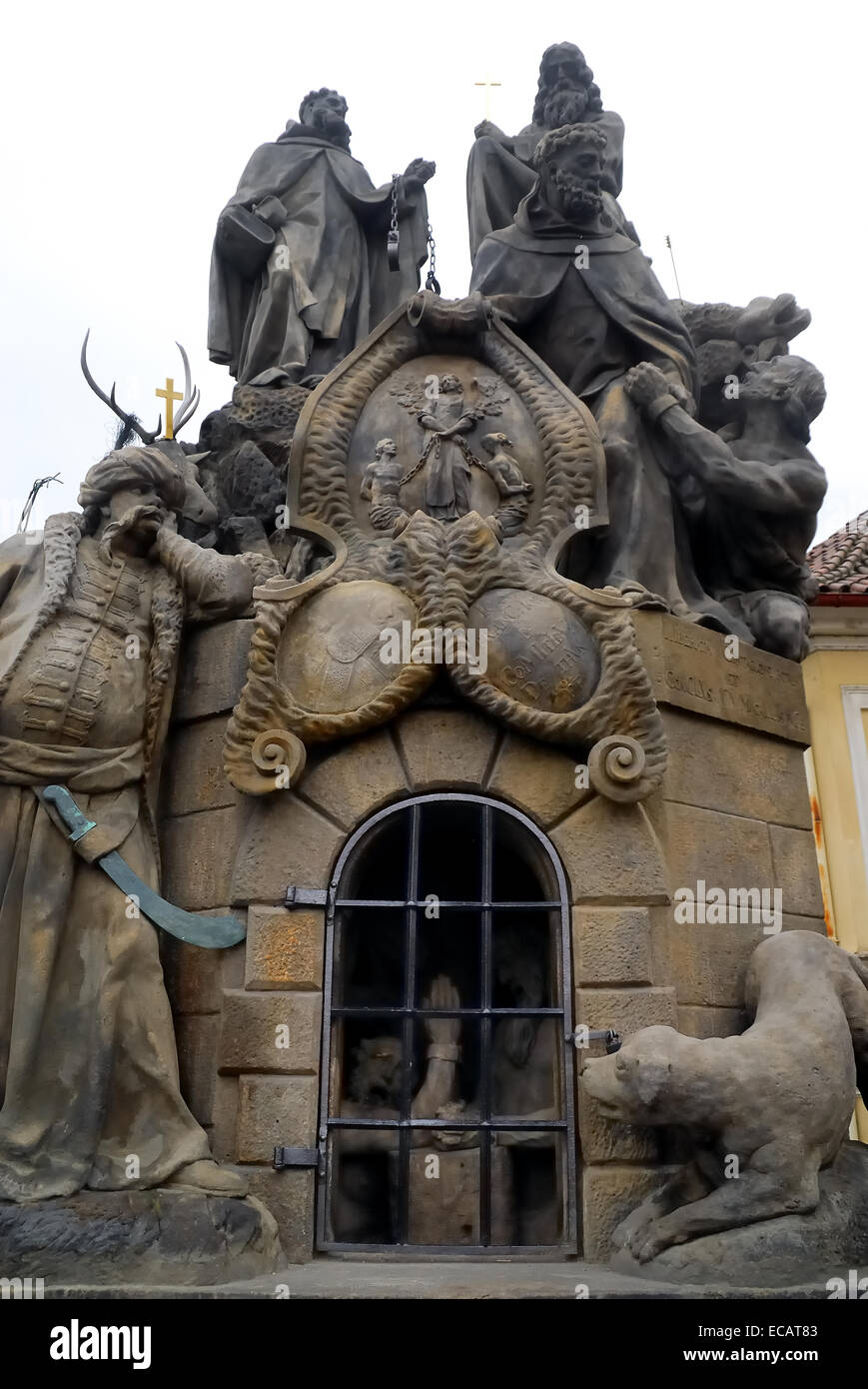 Repubblica Ceca, Praga, Charles Bridge. Gruppo scultoreo raffigurante San Giovanni di Matha, San Felice de Valois e il Beato Ivan. Lavoro di Ferdinand Brokoff ,1714. Foto Stock