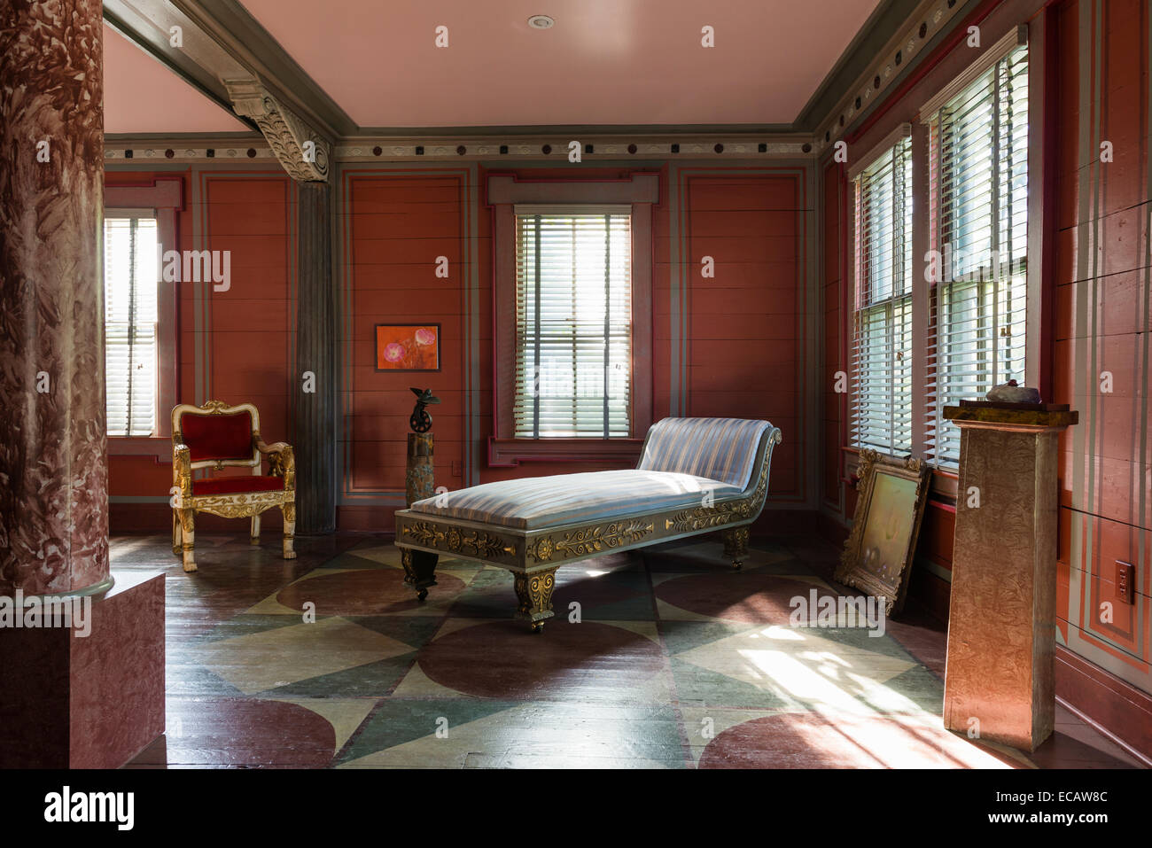 Classica riproduzione chaise lounge in stile galleria stanza ispirata da disegni da Pompei Foto Stock
