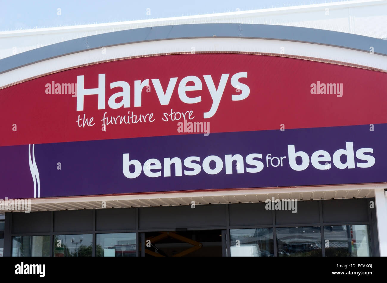 Segno su ingresso Harveys e Bensons per letti store, UK. Foto Stock