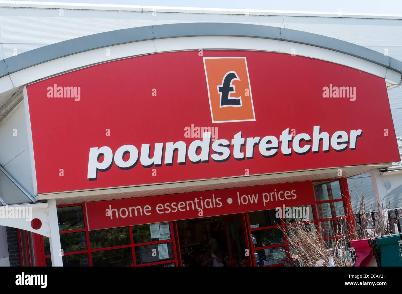 Segno su ingresso Poundstretcher Superstore, UK. Foto Stock