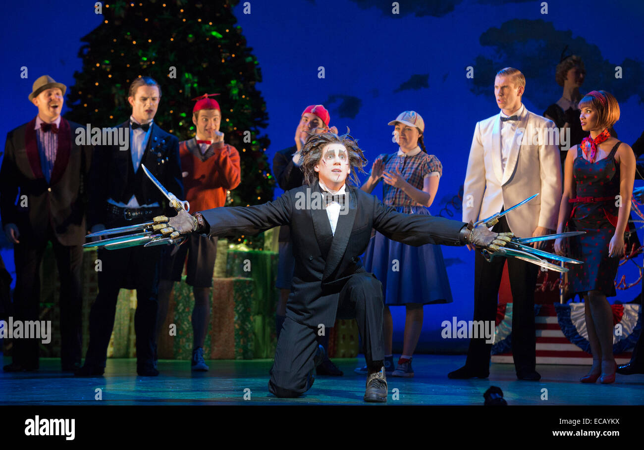 Nella foto: Dominic nord come Edward Mani di forbice. Photocall di Matthew Bourne's adeguamento per lo stadio di Tim Burton film 'Edward Mani di Forbice' a Sadler's Wells. Edward Mani di Forbice corre dal 2 dicembre 2014 al 11 gennaio 2015 a: Sadler's Wells Theatre, Londra. Edward Mani di forbice è prodotta da Matthew Bourne è un'azienda nuove avventure. Edward Mani di forbice è svolto da Liam rasaerba e Dominic Nord, Kim Boggs è svolto da Katy Lowenhoff e Ashley Shaw (sulle alternative notti). Foto Stock