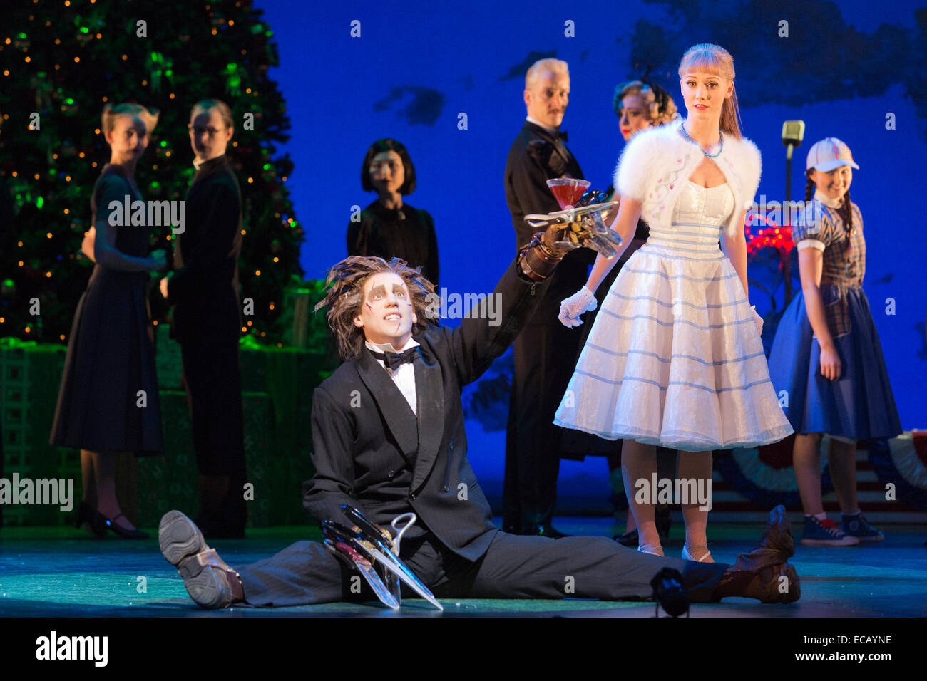 Nella foto: Dominic nord come Edward Mani di forbice. Photocall di Matthew Bourne's adeguamento per lo stadio di Tim Burton film 'Edward Mani di Forbice' a Sadler's Wells. Edward Mani di Forbice corre dal 2 dicembre 2014 al 11 gennaio 2015 a: Sadler's Wells Theatre, Londra. Edward Mani di forbice è prodotta da Matthew Bourne è un'azienda nuove avventure. Edward Mani di forbice è svolto da Liam rasaerba e Dominic Nord, Kim Boggs è svolto da Katy Lowenhoff e Ashley Shaw (sulle alternative notti). Foto Stock