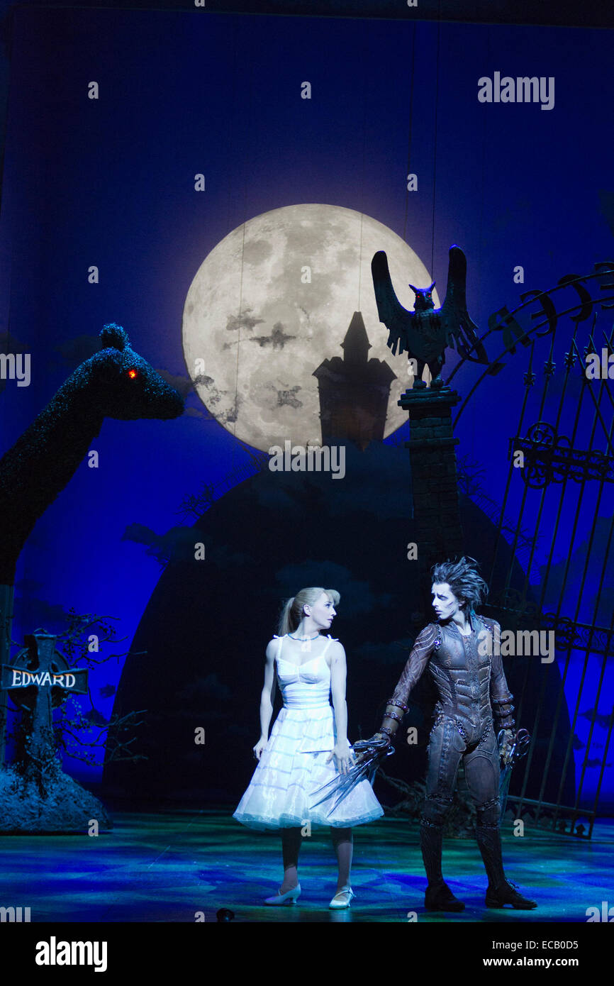 Nella foto: Liam il tosaerba come Edward Mani di forbice e Katy Lowenhoff come Kim Boggs. Photocall di Matthew Bourne's adeguamento per lo stadio di Tim Burton film 'Edward Mani di Forbice' a Sadler's Wells. Edward Mani di Forbice corre dal 2 dicembre 2014 al 11 gennaio 2015 a: Sadler's Wells Theatre, Londra. Edward Mani di forbice è prodotta da Matthew Bourne è un'azienda nuove avventure. Edward Mani di forbice è svolto da Liam rasaerba e Dominic Nord, Kim Boggs è svolto da Katy Lowenhoff e Ashley Shaw (sulle alternative notti). Foto Stock