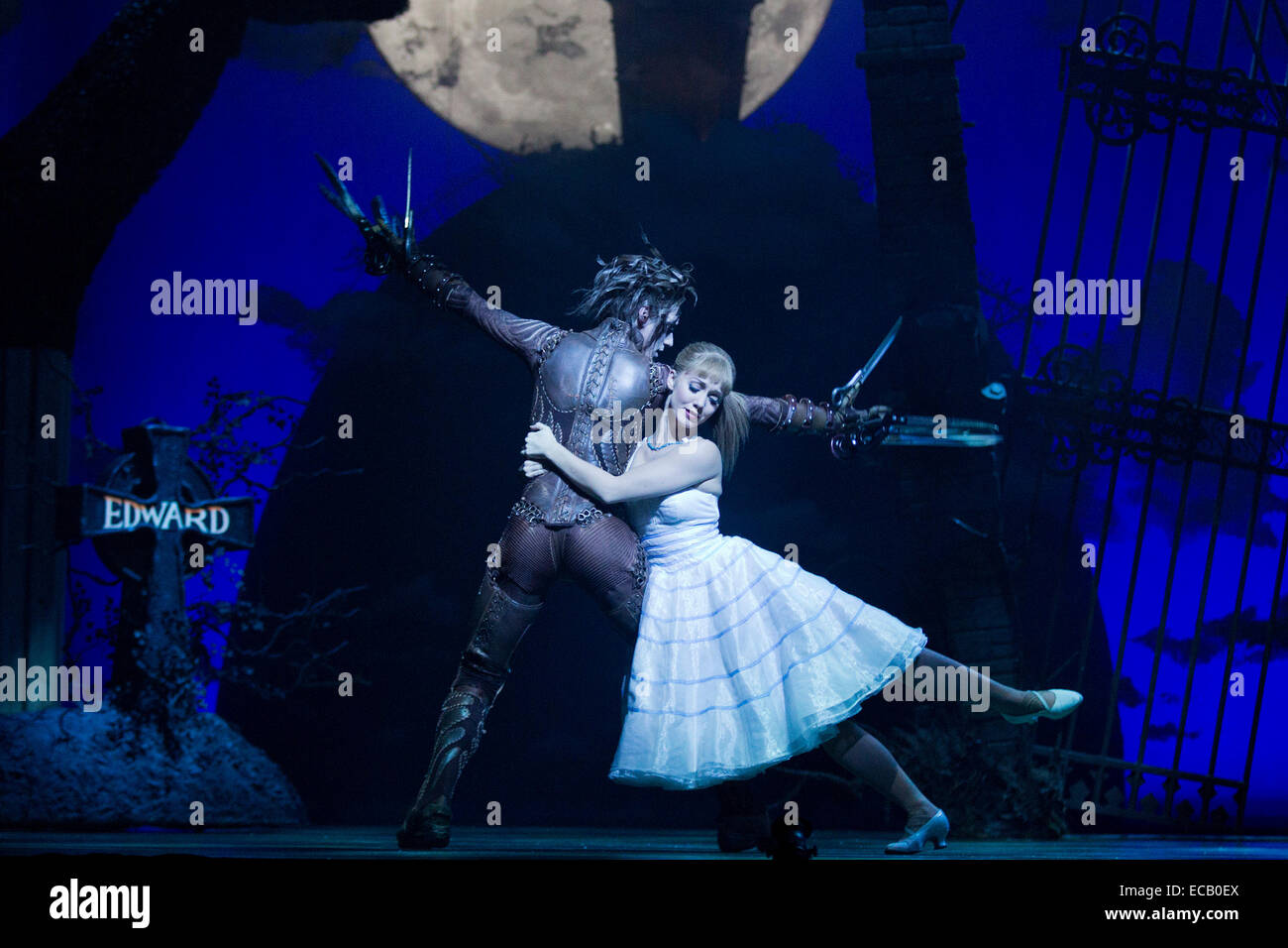 Dominic nord come Edward Mani di forbice e Ashley Shaw come Kim Boggs. Photocall di Matthew Bourne's adeguamento per lo stadio di Tim Burton film 'Edward Mani di Forbice' a Sadler's Wells. Edward Mani di Forbice corre dal 2 dicembre 2014 al 11 gennaio 2015 a: Sadler's Wells Theatre, Londra. Edward Mani di forbice è prodotta da Matthew Bourne è un'azienda nuove avventure. Edward Mani di forbice è svolto da Liam rasaerba e Dominic Nord, Kim Boggs è svolto da Katy Lowenhoff e Ashley Shaw (sulle alternative notti). Foto Stock