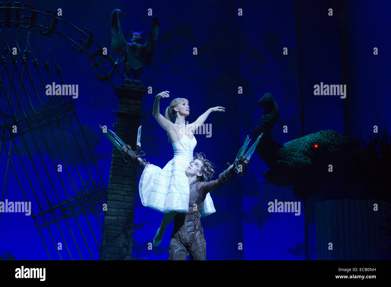 Dominic nord come Edward Mani di forbice e Ashley Shaw come Kim Boggs. Photocall di Matthew Bourne's adeguamento per lo stadio di Tim Burton film 'Edward Mani di Forbice' a Sadler's Wells. Edward Mani di Forbice corre dal 2 dicembre 2014 al 11 gennaio 2015 a: Sadler's Wells Theatre, Londra. Edward Mani di forbice è prodotta da Matthew Bourne è un'azienda nuove avventure. Edward Mani di forbice è svolto da Liam rasaerba e Dominic Nord, Kim Boggs è svolto da Katy Lowenhoff e Ashley Shaw (sulle alternative notti). Foto Stock