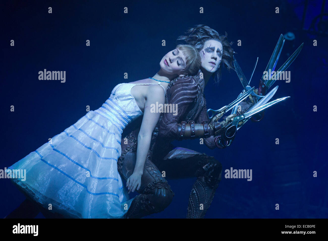 Dominic nord come Edward Mani di forbice e Ashley Shaw come Kim Boggs. Photocall di Matthew Bourne's adeguamento per lo stadio di Tim Burton film 'Edward Mani di Forbice' a Sadler's Wells. Edward Mani di Forbice corre dal 2 dicembre 2014 al 11 gennaio 2015 a: Sadler's Wells Theatre, Londra. Edward Mani di forbice è prodotta da Matthew Bourne è un'azienda nuove avventure. Edward Mani di forbice è svolto da Liam rasaerba e Dominic Nord, Kim Boggs è svolto da Katy Lowenhoff e Ashley Shaw (sulle alternative notti). Foto Stock