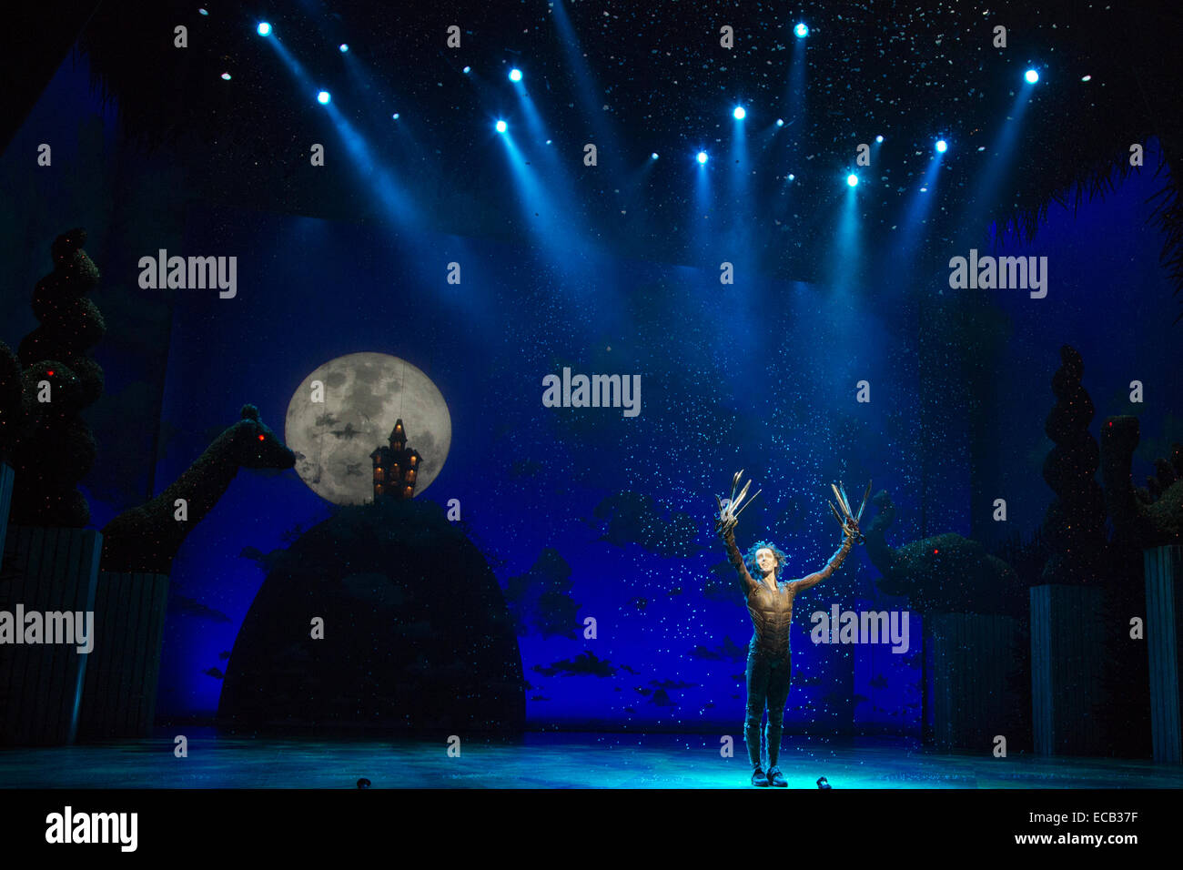 Liam il tosaerba come Edward Mani di forbice. Photocall di Matthew Bourne's adeguamento per lo stadio di Tim Burton film 'Edward Mani di Forbice' a Sadler's Wells. Edward Mani di Forbice corre dal 2 dicembre 2014 al 11 gennaio 2015 a: Sadler's Wells Theatre, Londra. Edward Mani di forbice è prodotta da Matthew Bourne è un'azienda nuove avventure. Edward Mani di forbice è svolto da Liam rasaerba e Dominic Nord, Kim Boggs è svolto da Katy Lowenhoff e Ashley Shaw (sulle alternative notti). Foto Stock