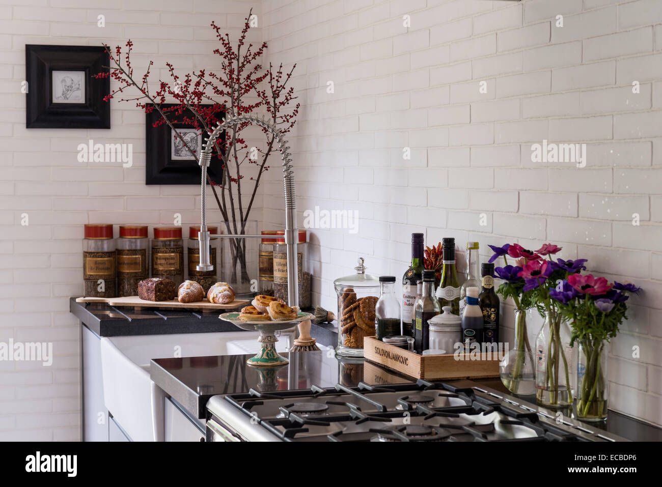 Franke toccare e belfast lavello in cucina con parete svedese piastrelle Foto Stock