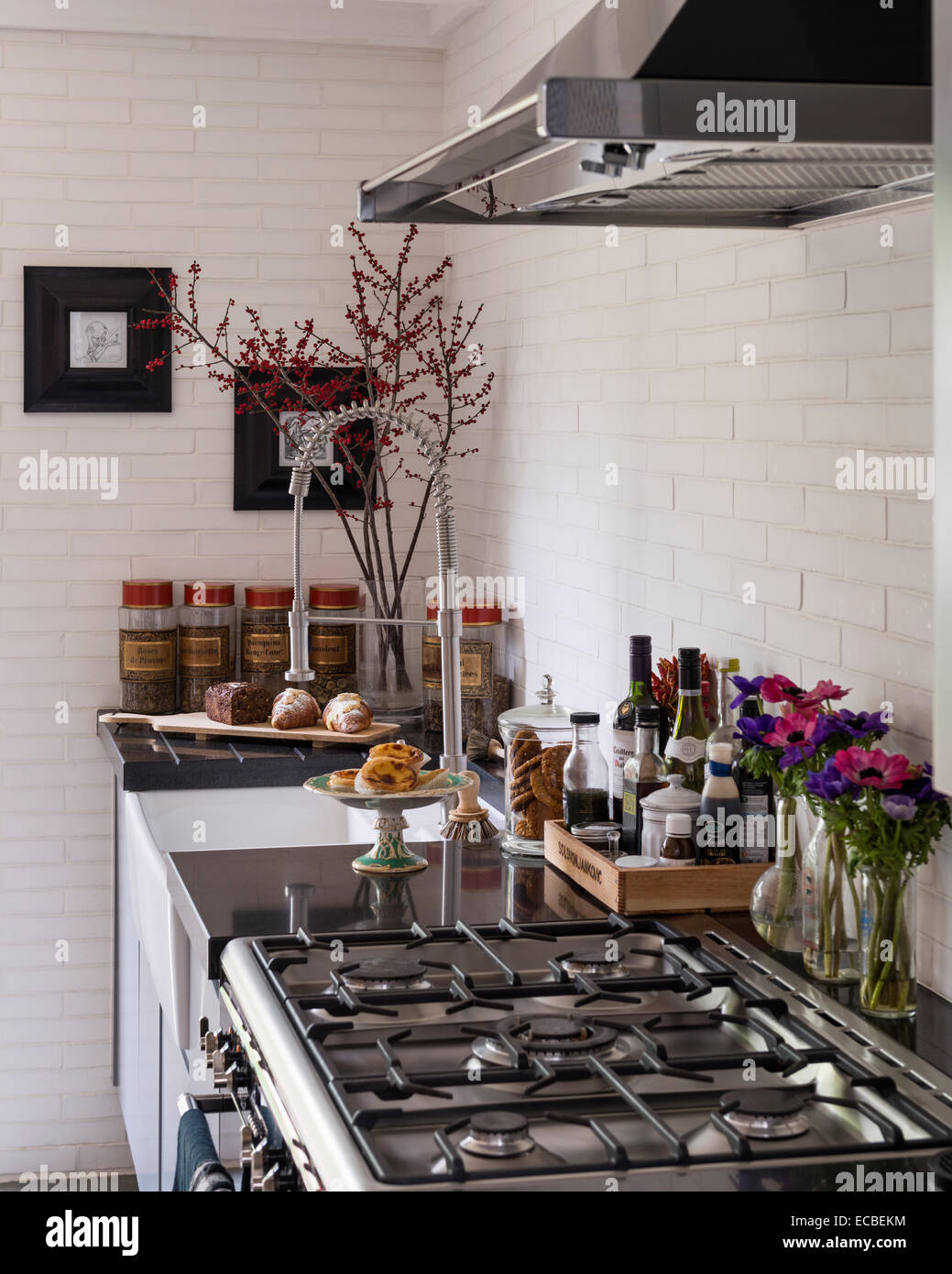 Smeg piano di cottura in cucina con bianco parete svedese piastrelle e toccare da Franke Foto Stock