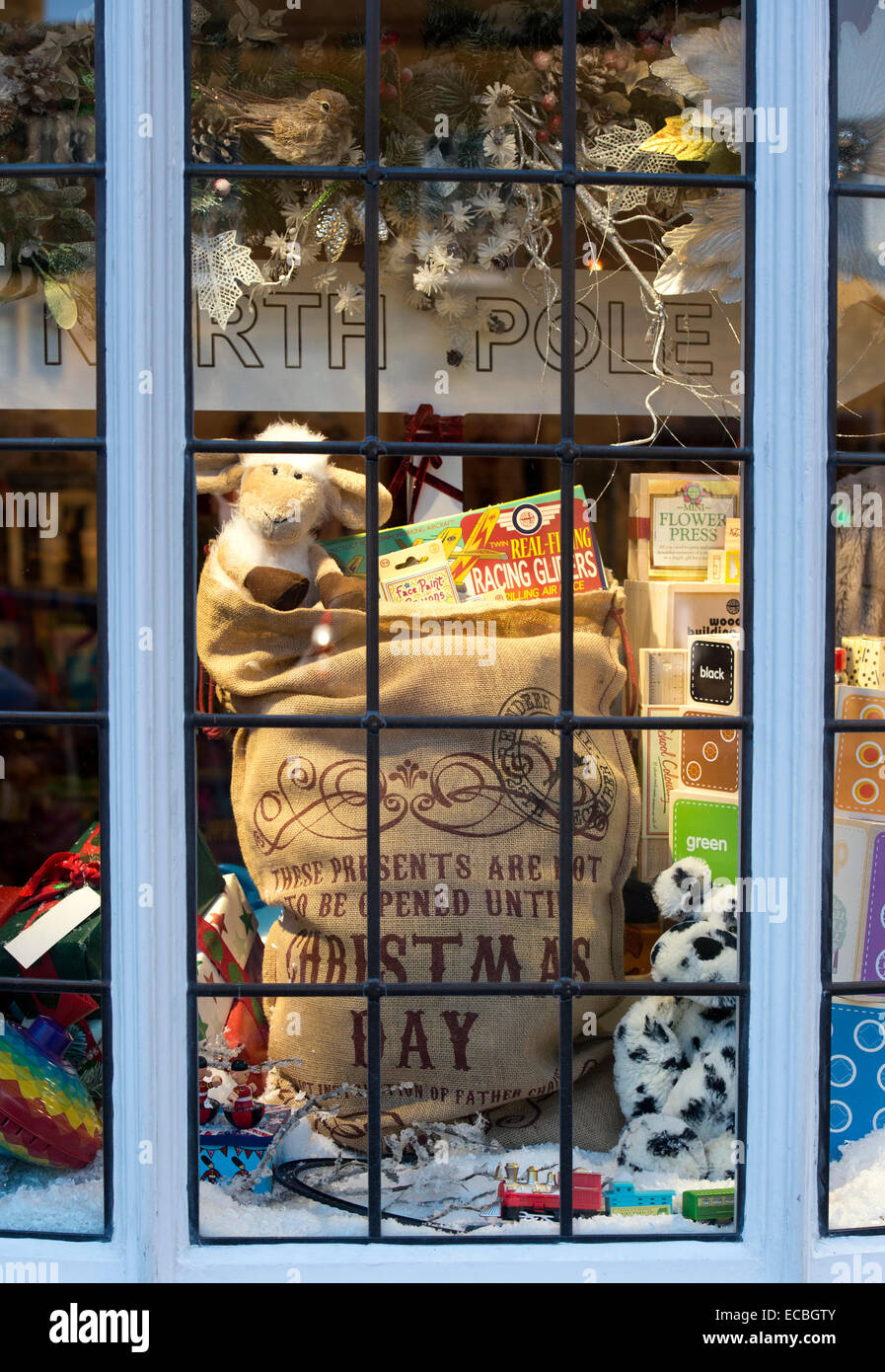 Natale per bambini sacco pieno di giocattoli in un negozio di vetro in Cotswolds. Inghilterra Foto Stock