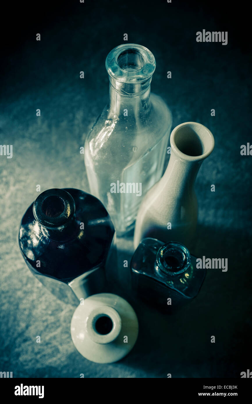 Raccolta di vecchie bottiglie. Foto Stock