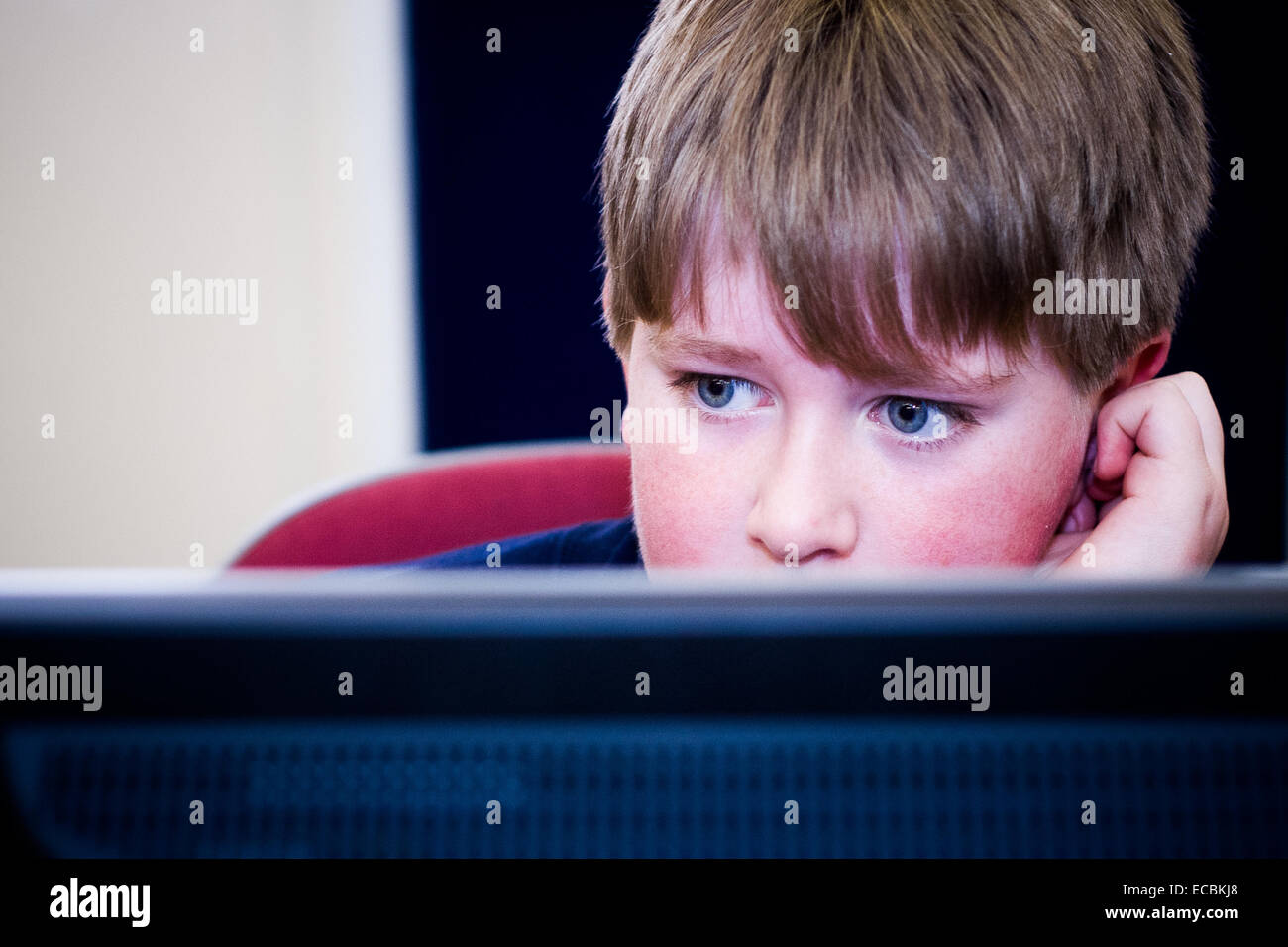 Boy utilizzando un computer Foto Stock