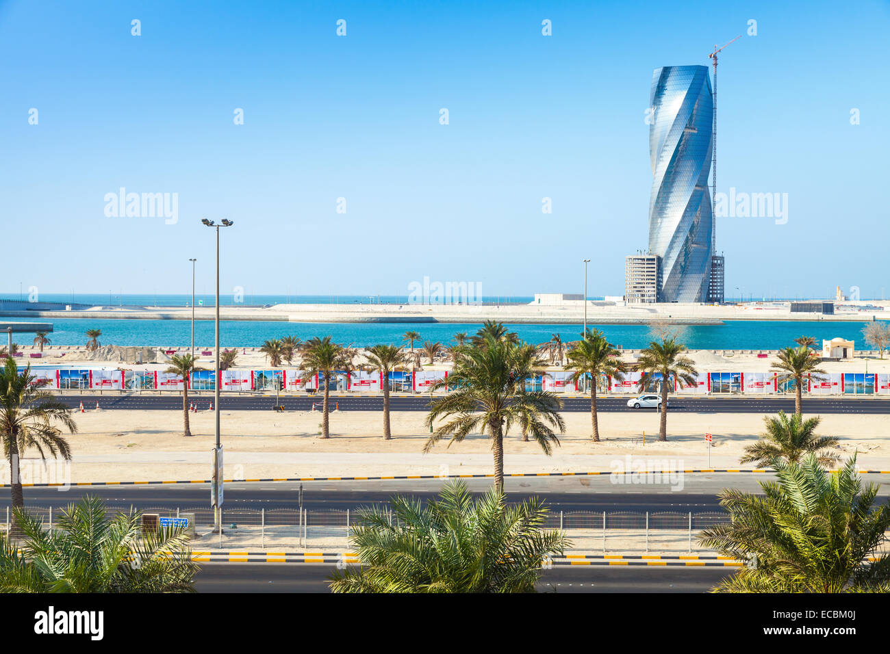 Manama, Bahrain - 21 Novembre 2014: City scape con torre uniti in costruzione nella città di Manama, la capitale del Regno del Bahrain Foto Stock