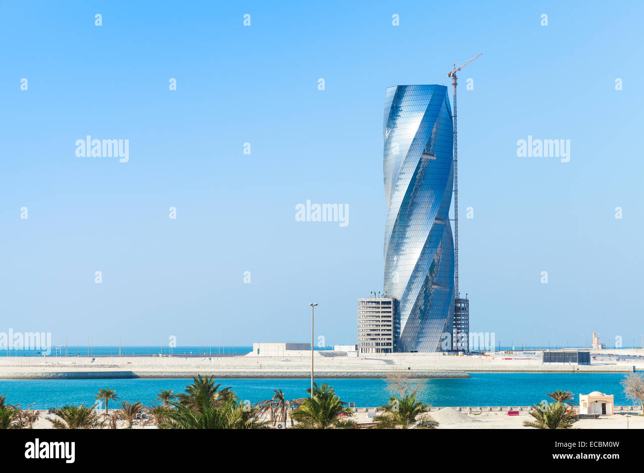 Manama, Bahrain - 21 Novembre 2014: grattacielo moderno edificio torre uniti in costruzione nella città di Manama, la capitale del Bahra Foto Stock