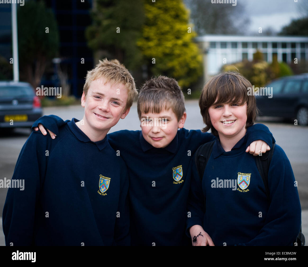 3 ragazzi felici della scuola secondaria comprensiva di Cirencester, Regno Unito Foto Stock