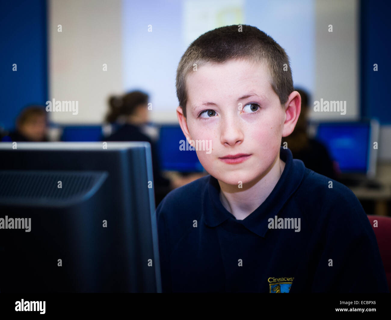 Ragazzo di età compresa tra 11 12 13 in corrispondenza di un computer nella scuola secondaria classe,UK Foto Stock
