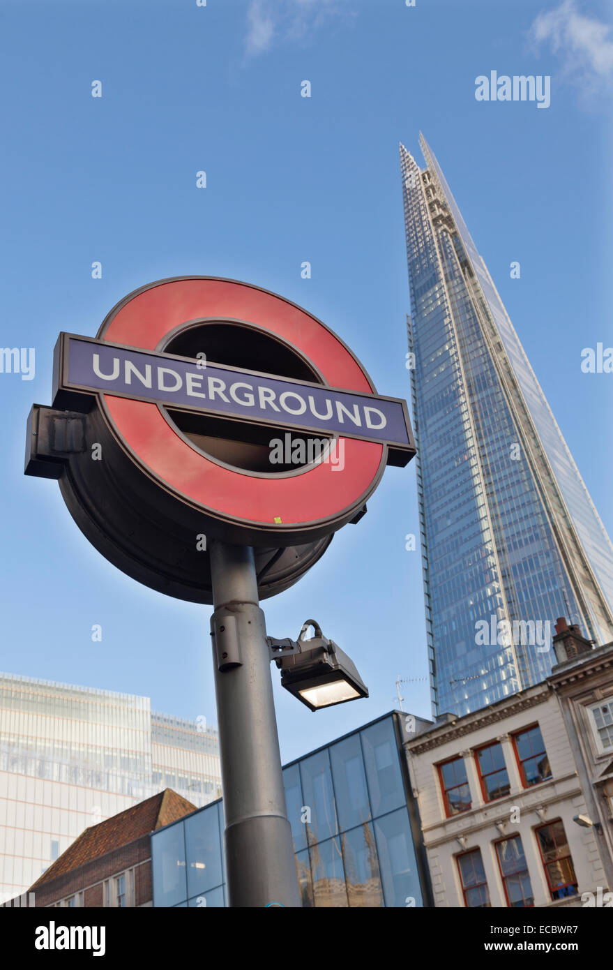 La metropolitana di Londra segno di fronte al grattacielo Shard a London Bridge Foto Stock