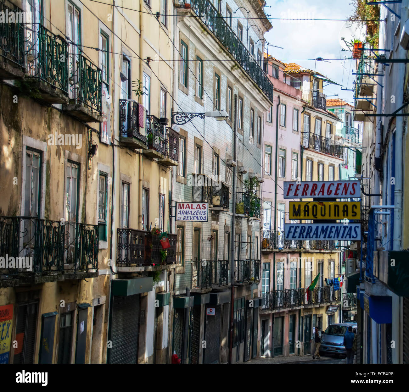 Strada stretta a Lisbona la città vecchia. Foto Stock