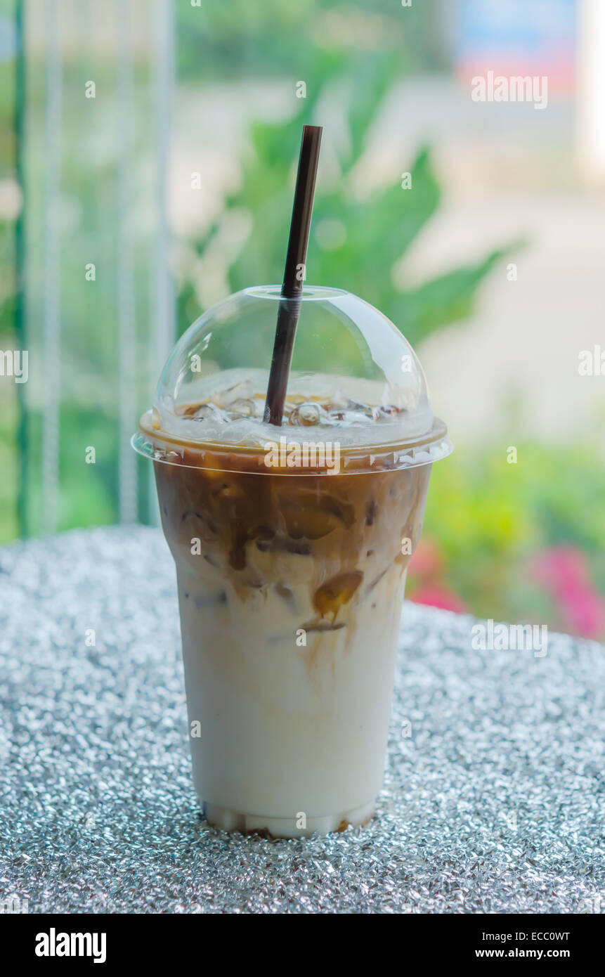 Caffè ghiacciato con paglia in una tazza di plastica per bersagli facili Foto Stock