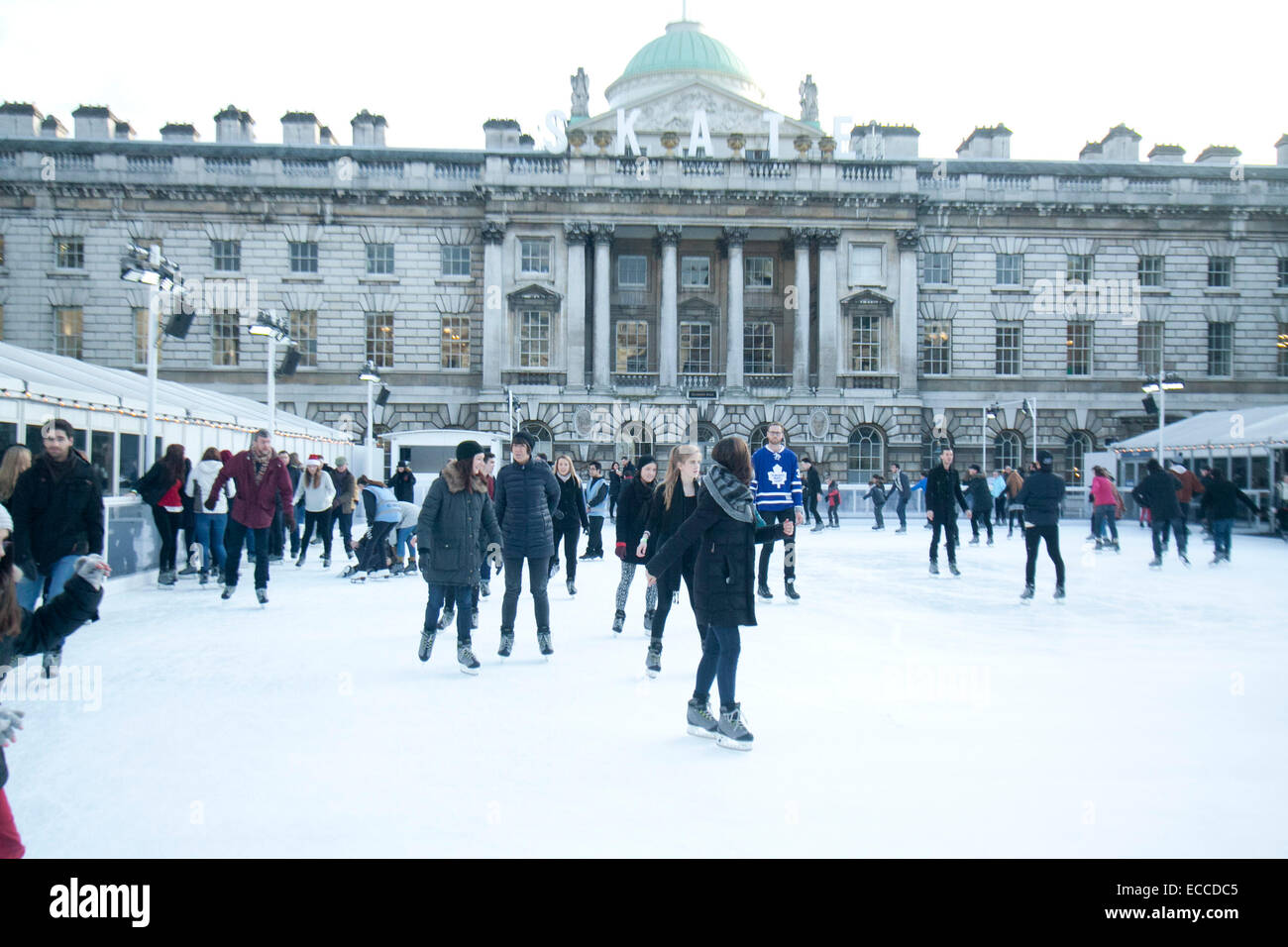 Londra, Regno Unito. 11 dicembre, 2014. I membri del pubblico godetevi il pattinaggio su un esterno di pista di pattinaggio a Somerset House Credito: amer ghazzal/Alamy Live News Foto Stock