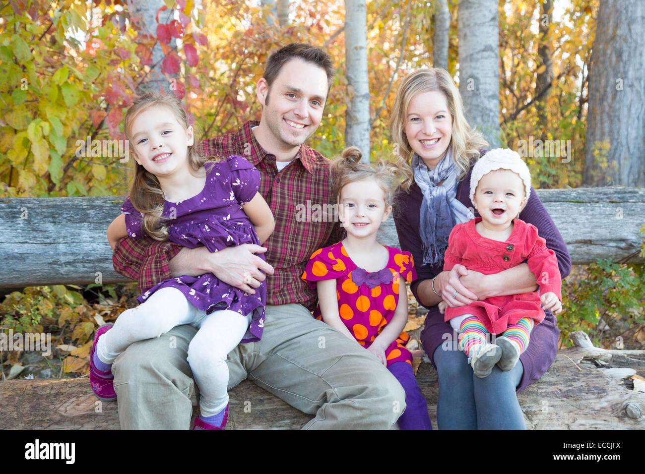 Una simpatica famiglia di cinque sorriso mentre posa durante una famiglia photo shoot in Kalispell, Montana. Foto Stock