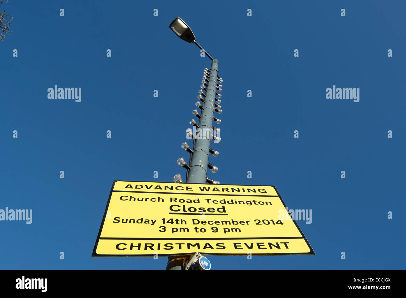 Advace cartello di avviso per un evento di Natale chiusura della strada a Teddington, Middlesex, Inghilterra Foto Stock