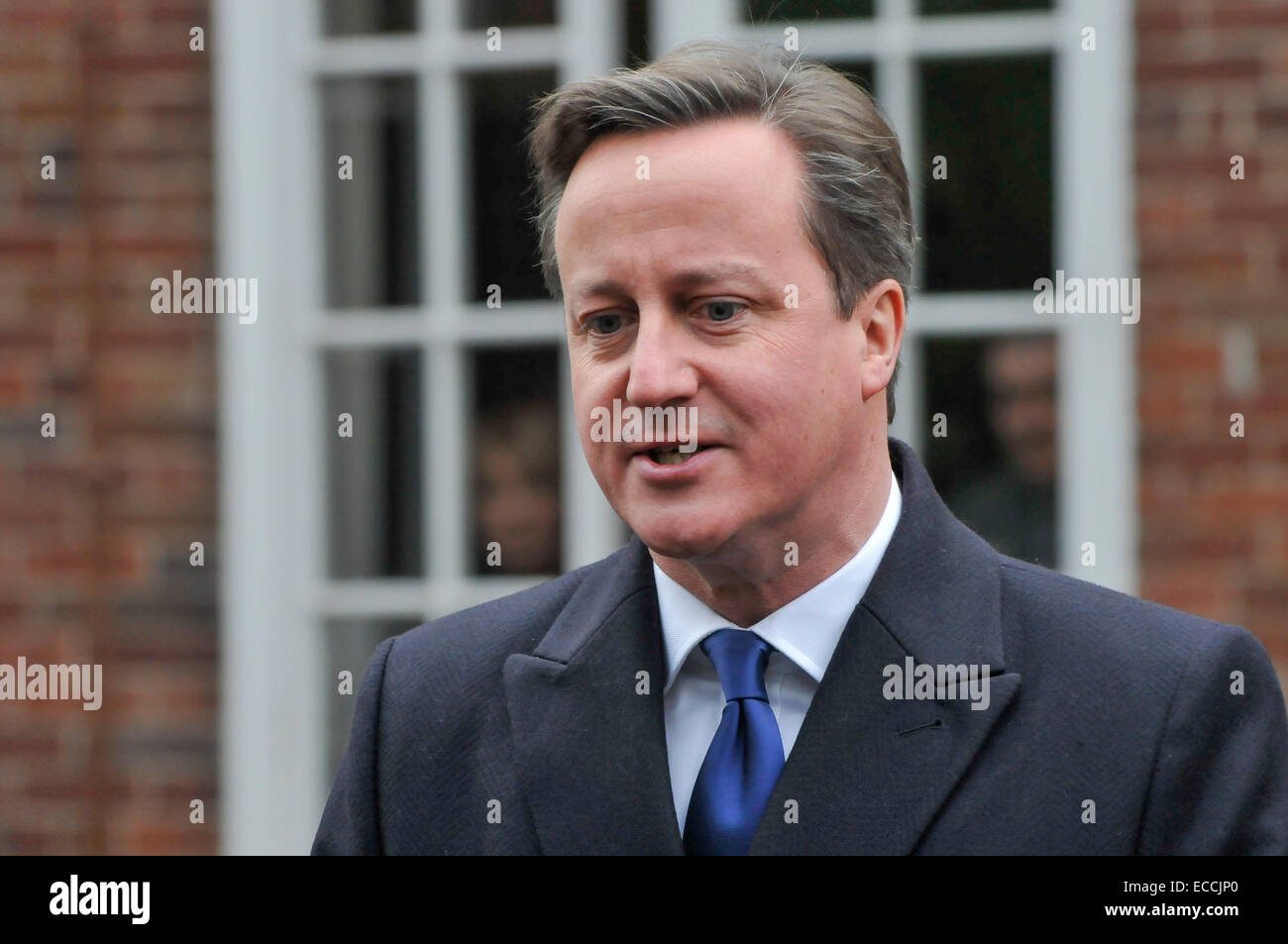 Belfast, Irlanda del Nord, Regno Unito. 11 dicembre, 2014. Il Primo Ministro David Cameron dà una breve dichiarazione per la media di attesa a Belfast come egli arriva per cruciale cross-party talks per tentare di spezzare la situazione di stallo entro la struttura Stormont Assembly. Si ritiene che se un accordo non può essere soddisfatta che il gruppo di Stormont crollerà. Credito: Stephen Barnes/Alamy Live News Foto Stock