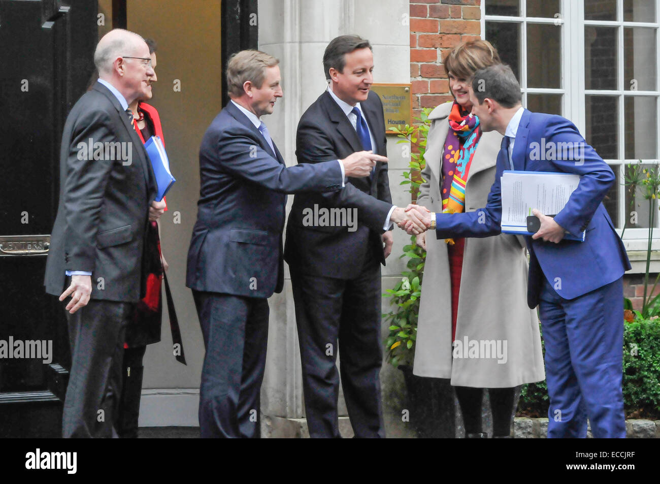 Belfast, Irlanda del Nord, Regno Unito. 11 dicembre, 2014. Il Primo Ministro David Cameron & Taoiseach Enda Kenny arrivare a Belfast per cruciale cross-party talks per tentare di spezzare la situazione di stallo entro la struttura Stormont Assembly. Si ritiene che se un accordo non può essere soddisfatta che il gruppo di Stormont crollerà. Credito: Stephen Barnes/Alamy Live News Foto Stock