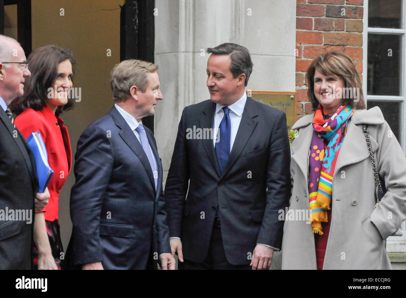 Belfast, Irlanda del Nord, Regno Unito. 11 dicembre, 2014. (L-R) Charles Flanaghan (ministro irlandese degli Affari esteri), Theresa Villiers (Irlanda del Nord segretario), Taoiseach Enda Kenny, Primo Ministro David Cameron e Tanaiste Joan Burton Credit: stephen Barnes/Alamy Live News Foto Stock