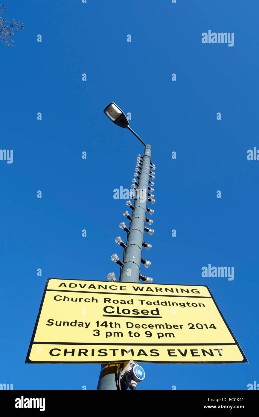 Advace cartello di avviso per un evento di Natale chiusura della strada a Teddington, Middlesex, Inghilterra Foto Stock