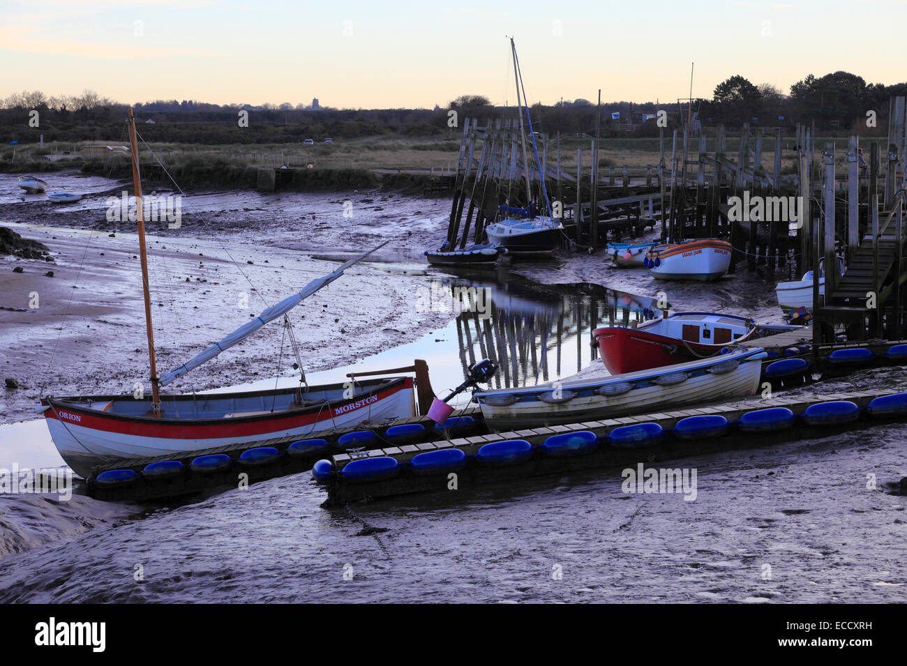 Pontili in legno e le barche nel porto a Morston sulla Costa North Norfolk. Foto Stock