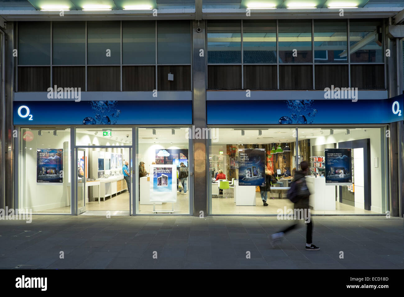 Il negozio illuminato davanti alla O2 retail store nel Brunel shopping centre, Swindon, Wiltshire, Regno Unito Foto Stock