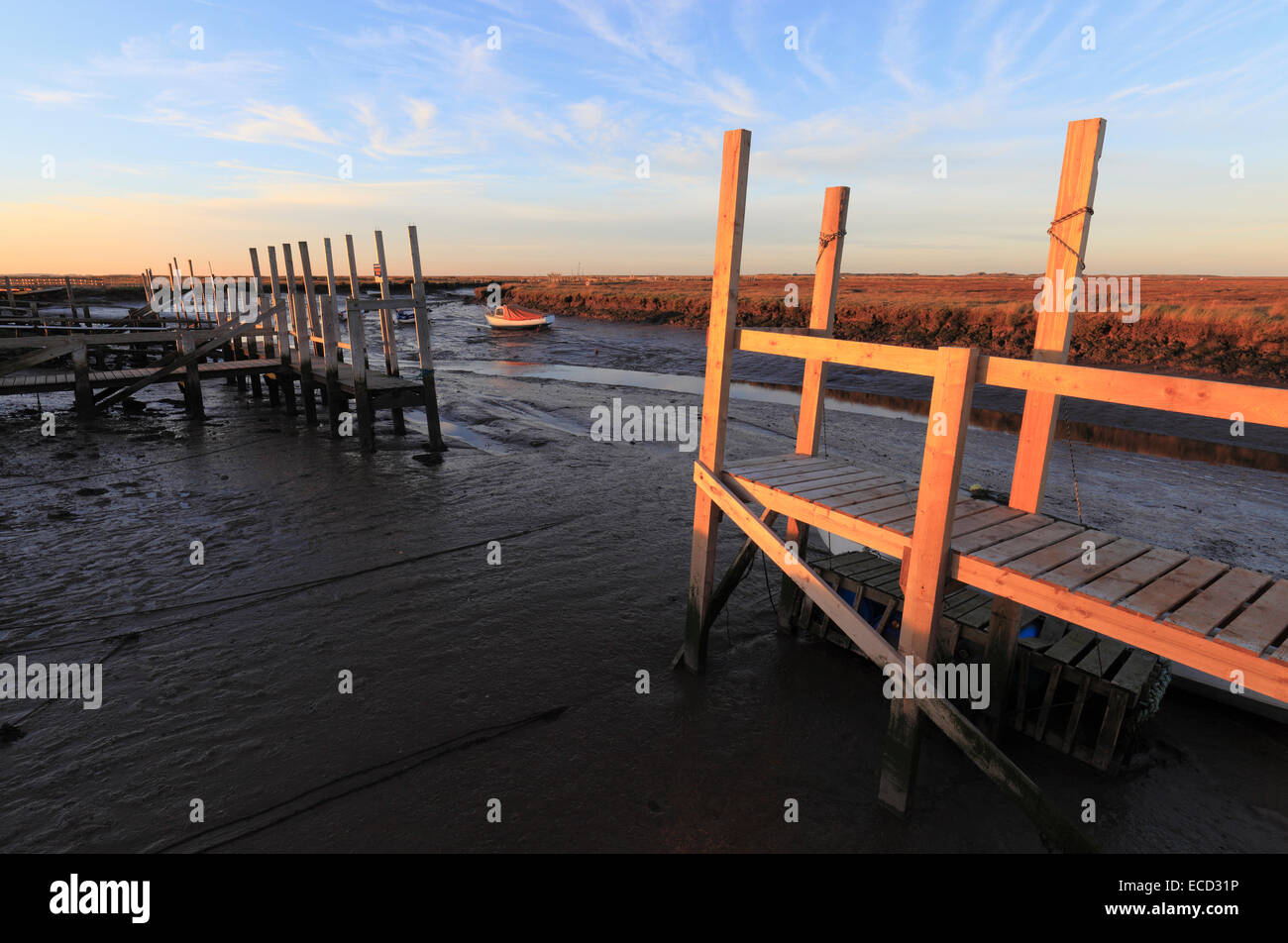 Pontili in legno e le barche nel porto a Morston sulla Costa North Norfolk. Foto Stock