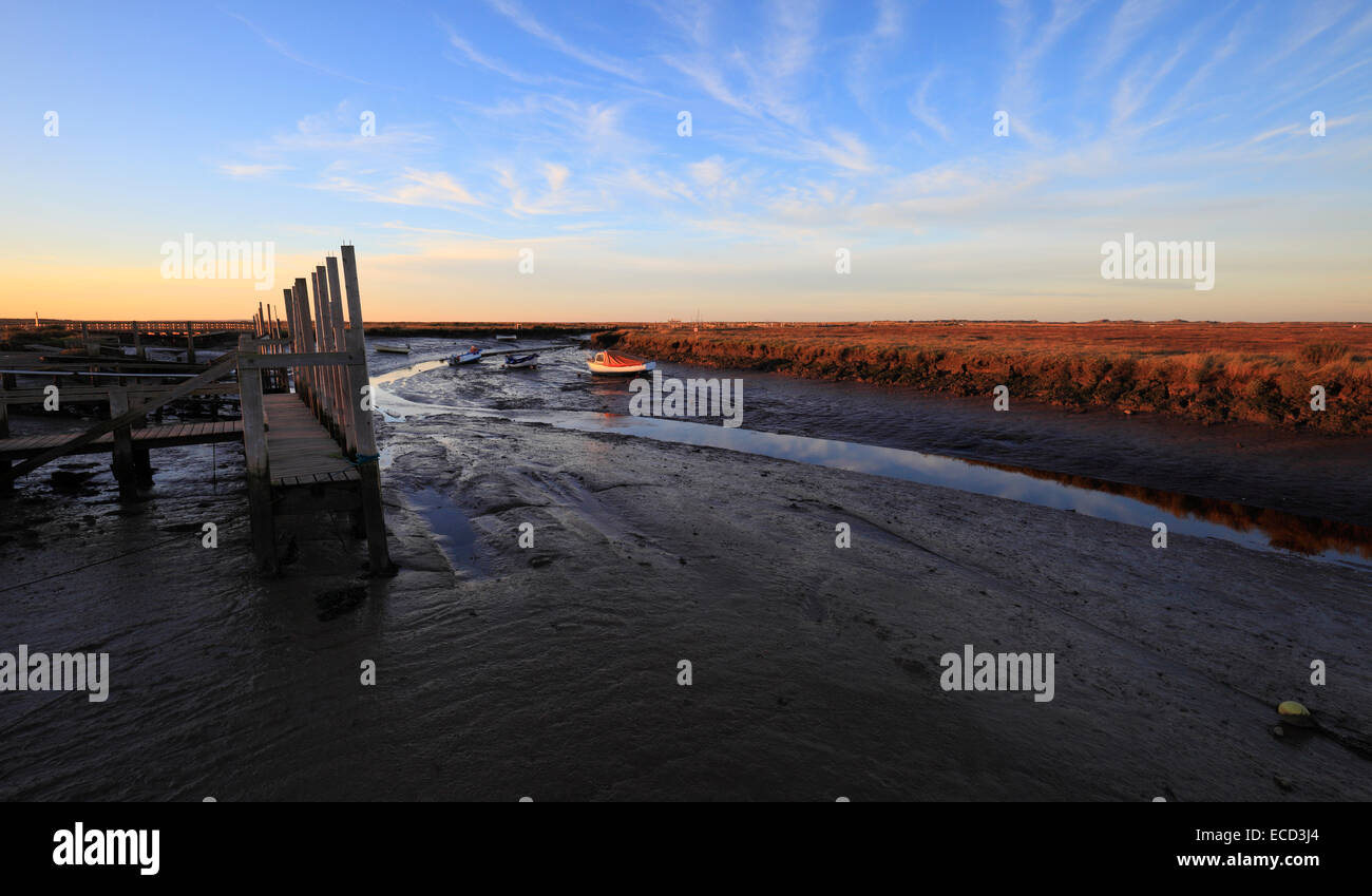 Pontili in legno e le barche nel porto a Morston sulla Costa North Norfolk. Foto Stock