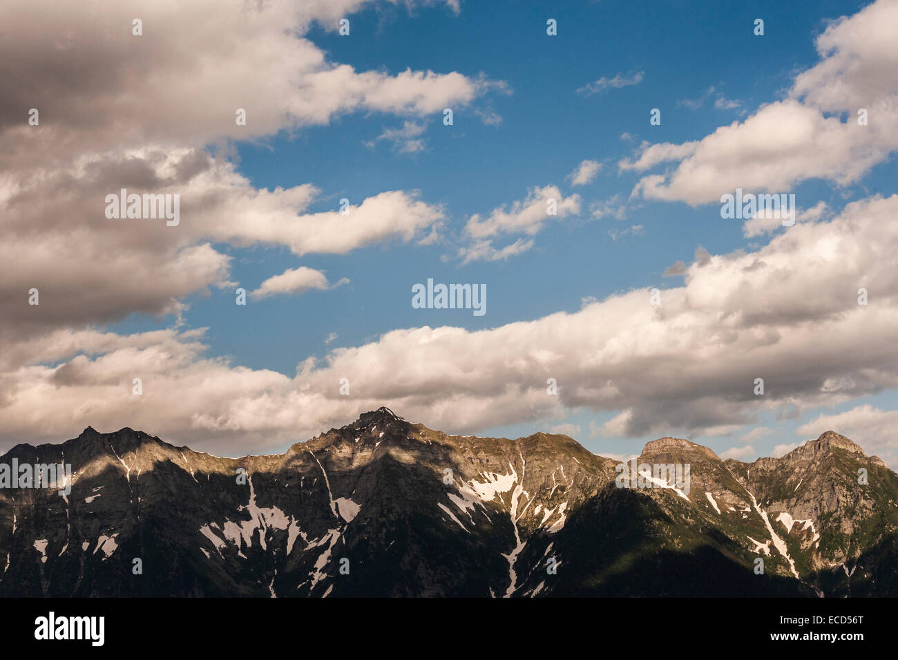 Vista del Pizzo Piodi Massif, un gruppo di montagne selvagge in Alpi Lepontine situato tra Ossola e il Canton Ticino, al confine tra Italia e Svizzera. Foto Stock