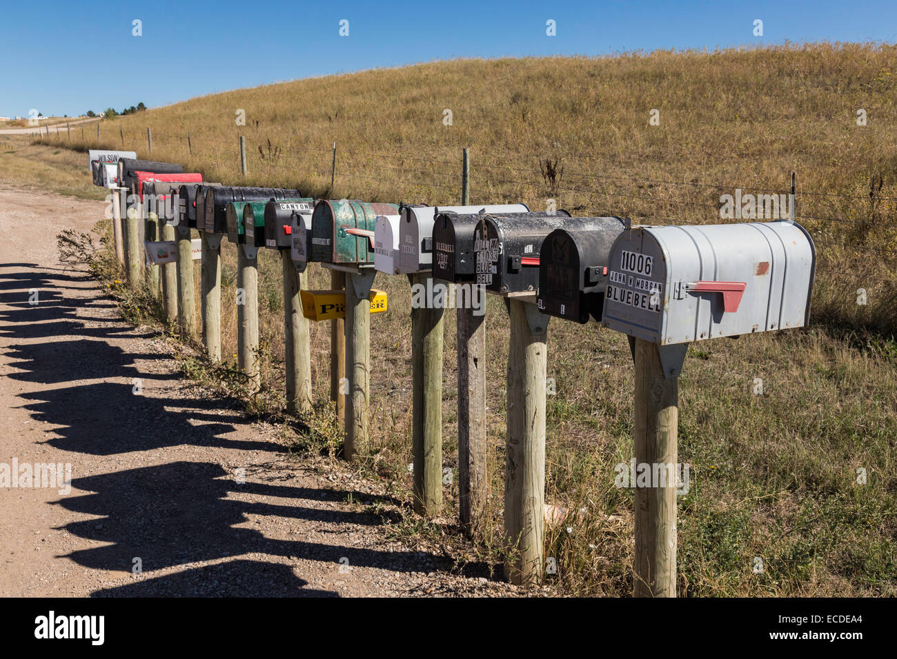 Linea di cassette postali (nelle cassette delle lettere) su rurale strada sterrata, Dakota del Sud, STATI UNITI D'AMERICA Foto Stock