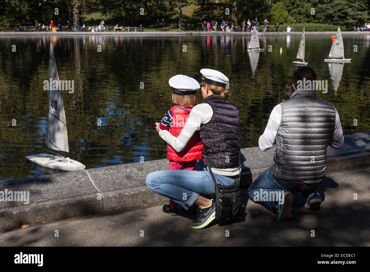 Famiglia Noleggia una barca giocattolo, Conservatorio imbarcazioni a vela Acqua di stagno nel Central Park di New York Foto Stock