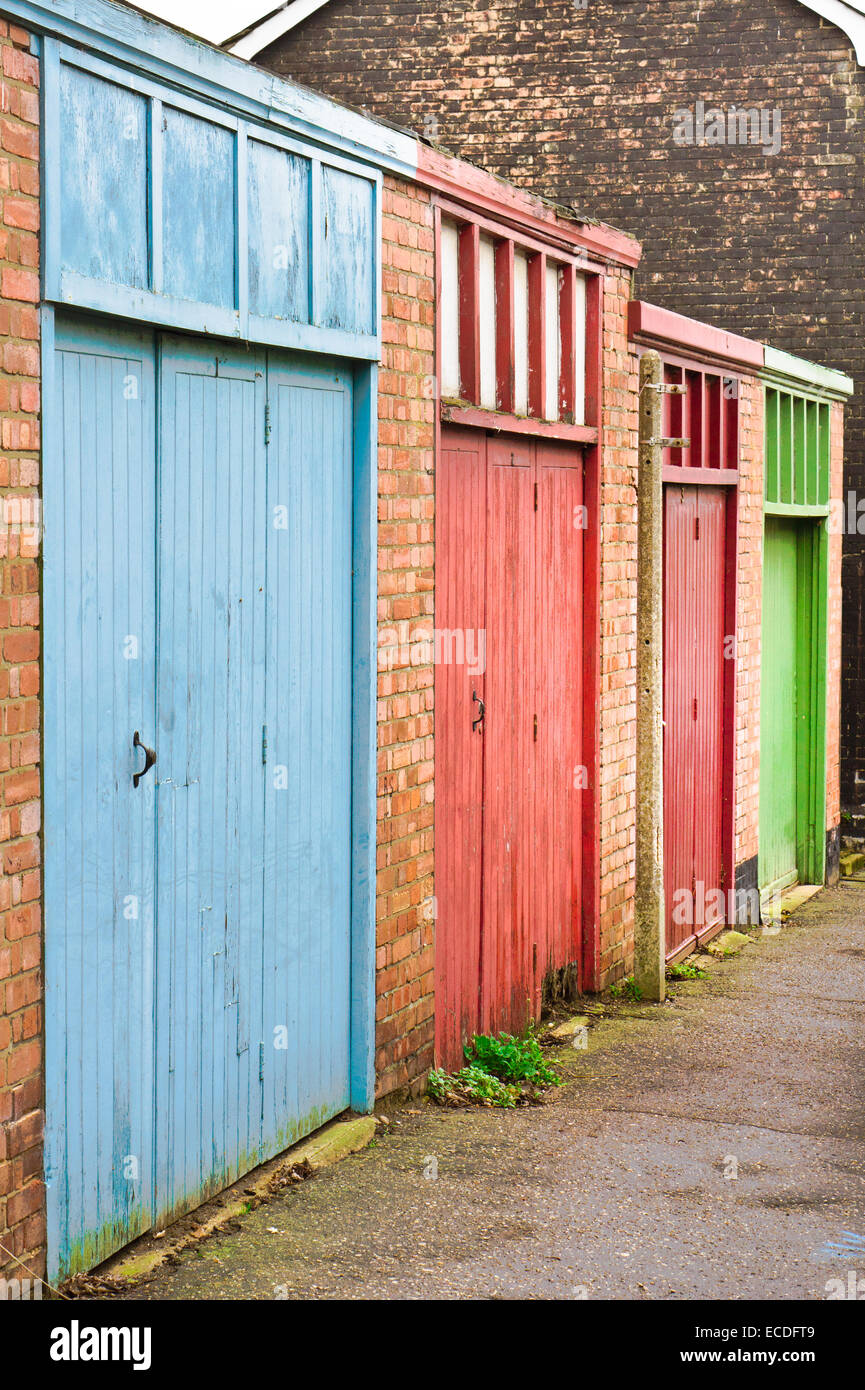 Una fila di colorati porte di garage Foto Stock