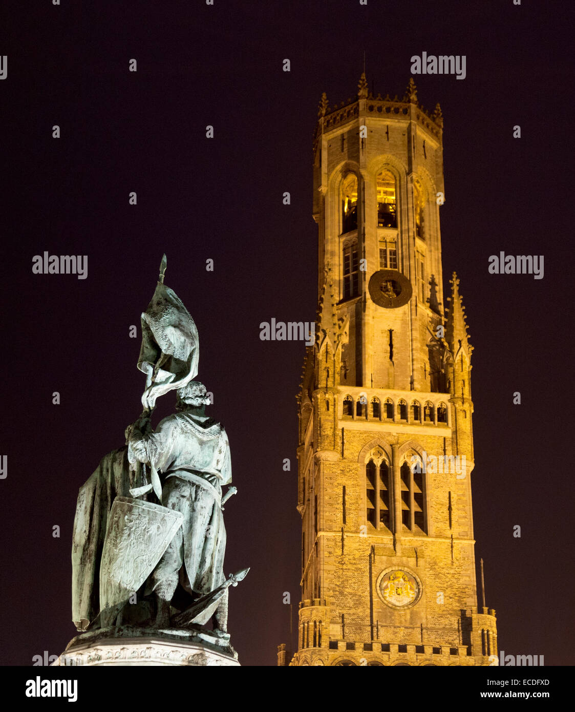 Vista notturna della torre campanaria e la statua di Jan Breydel e Pieter De Coninck, Mercato ( Markt ) square, Bruges Belgio. Foto Stock Vista notturna della torre campanaria e la statua di Jan Breydel e Pieter De Coninck, Mercato ( Markt ) square, Bruges Belgio. Foto Stock