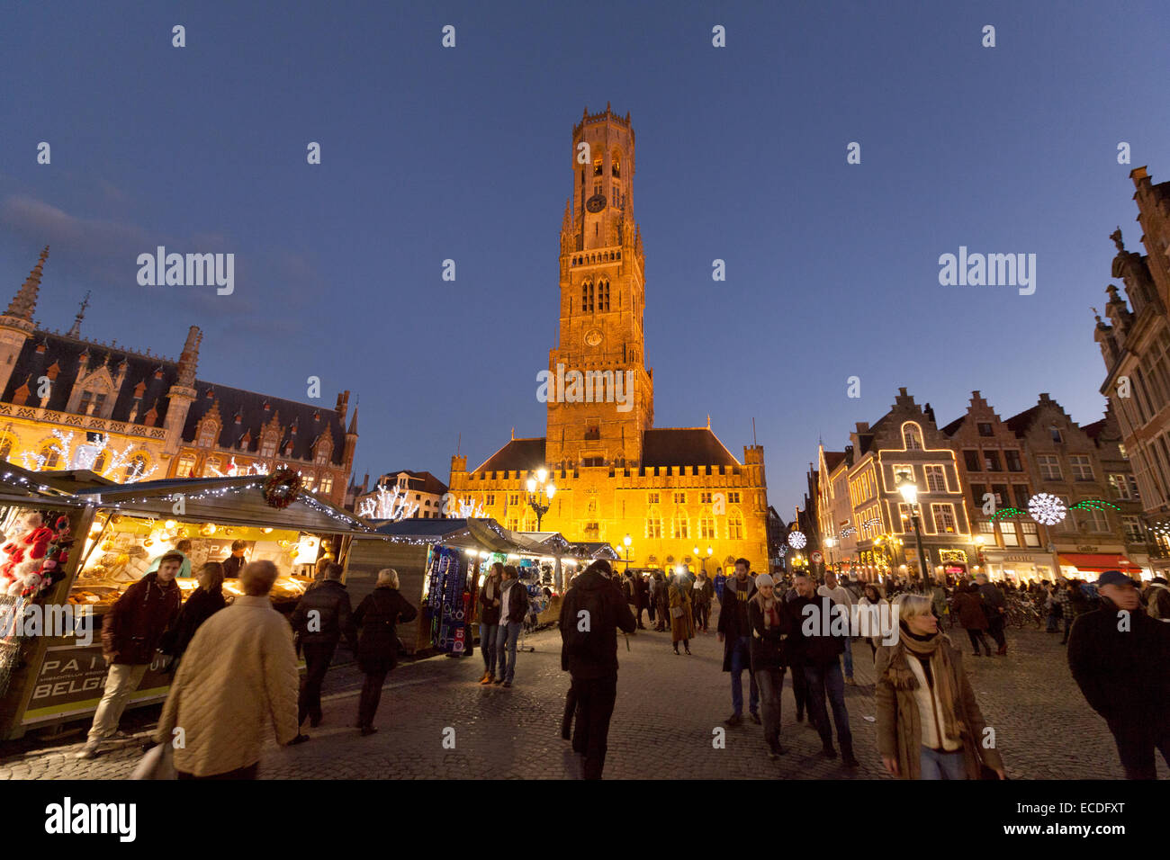 Il Belfry e il mercato di Natale al crepuscolo, la piazza del mercato di Bruges, Belgio, Europa Foto Stock