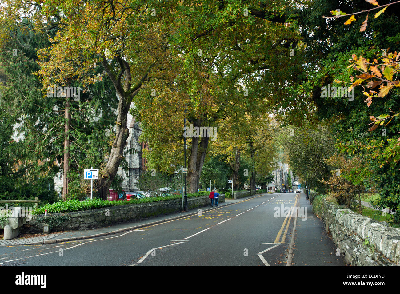 La strada principale A5 noto come Watling Street attraversa il villaggio di Betwys Y Coed in autunno noto come il gateway per Snowdonia Foto Stock