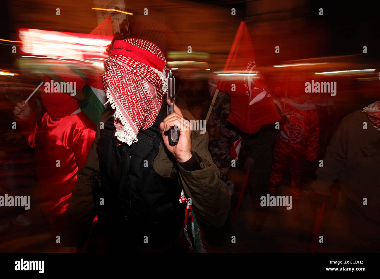 Betlemme. Undicesimo Dec, 2014. Un militante palestinese dal Fronte popolare di liberazione della Palestina (PFLP) a prendere parte a una manifestazione per celebrare il 47esimo anniversario del gruppo nella fondazione e nella West Bank città di Betlemme a Dic. 11, 2014. © Luay Sababa/Xinhua/Alamy Live News Foto Stock