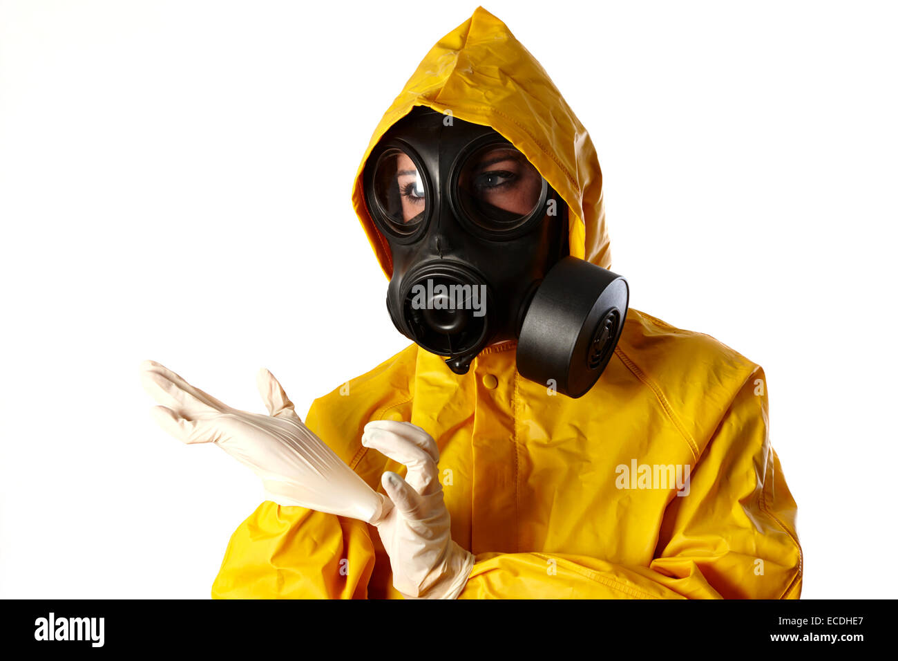 donna che indossa indumenti protettivi e maschera a gas protezione del viso indossare guanti chirurgici in gomma strato protettivo per assistenza pandemica dpi Foto Stock
