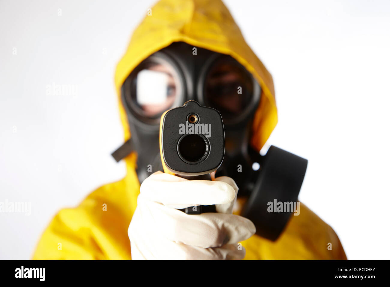 donna che indossa indumenti protettivi e maschera di protezione del gas con termometro a infrarossi per controllare la temperatura durante la pandemia del virus dell'epidemia di influenza Foto Stock
