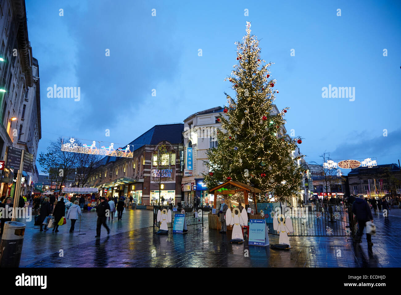 Il centro di Liverpool albero di natale e le luci sul shopping di Natale sera chiesa street REGNO UNITO Foto Stock