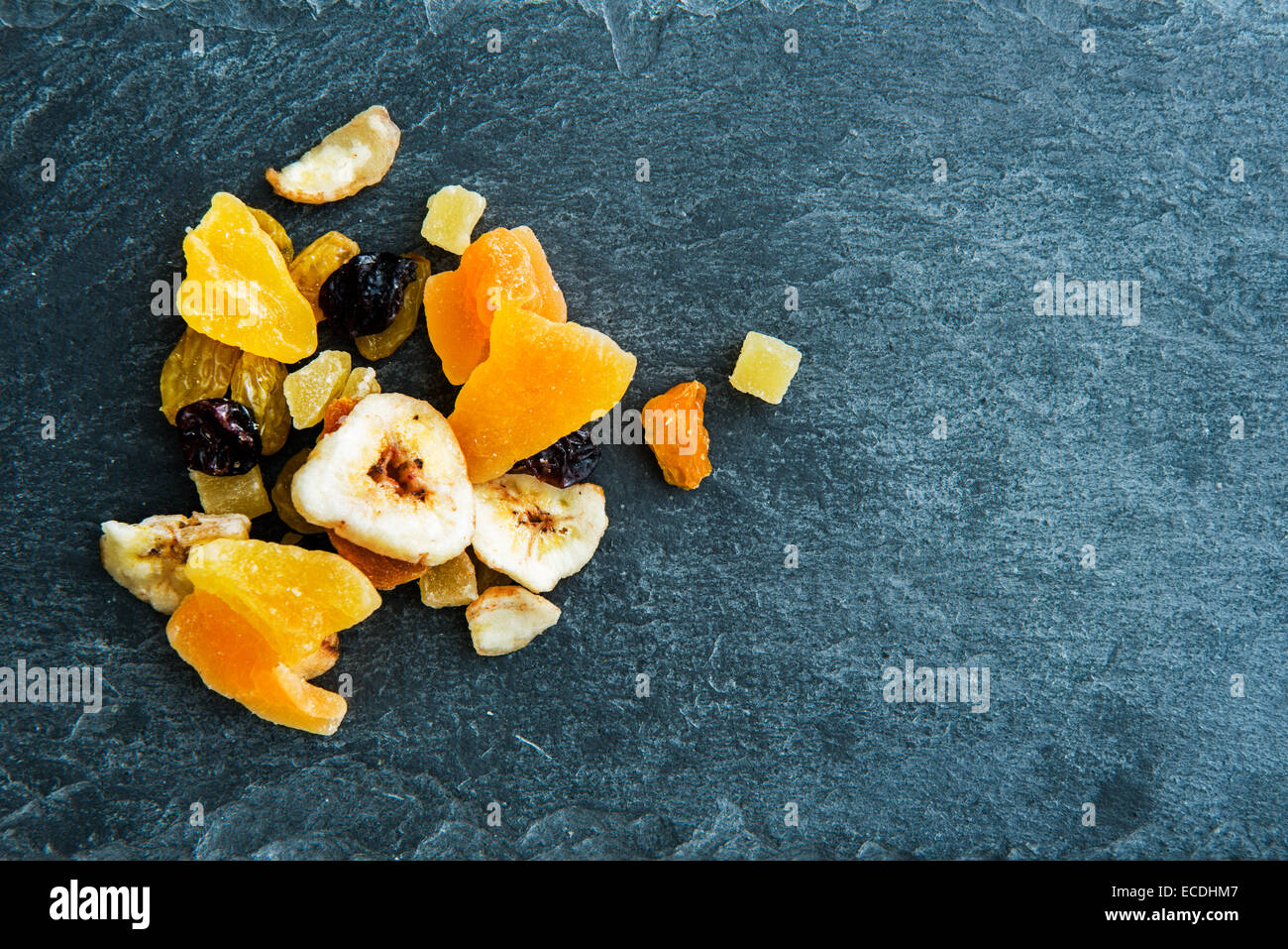 Primo piano sul mix di frutta secca su substrato di pietra Foto Stock