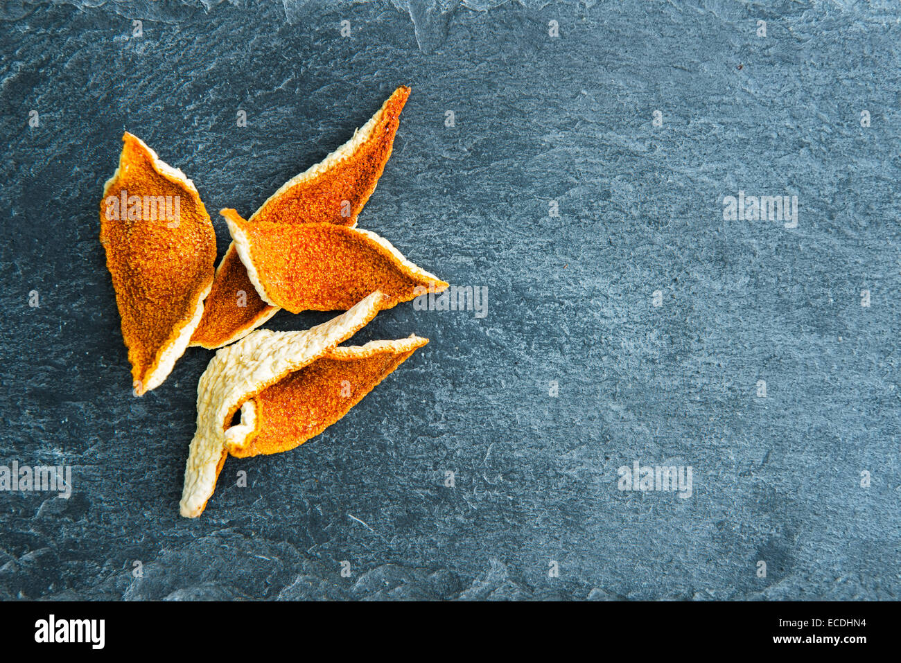 Primo piano su secchi scorze di arancia sul substrato di pietra Foto Stock