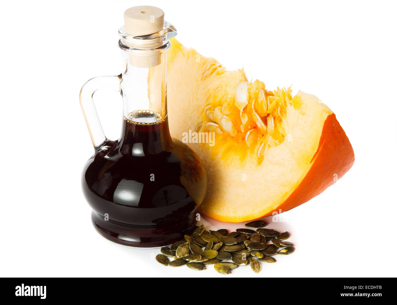 I semi di zucca olio su sfondo bianco Foto Stock