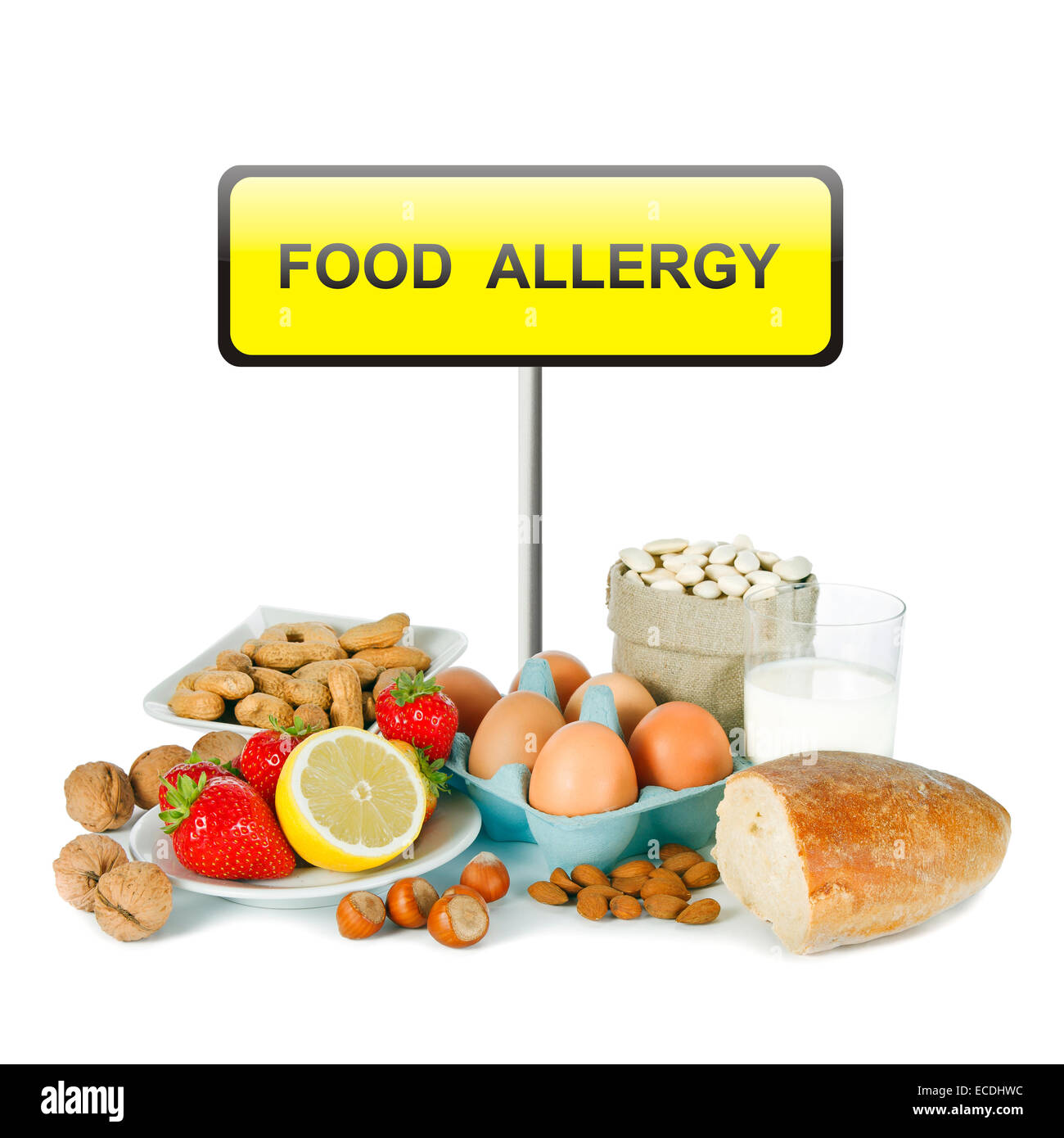 Allergia al concetto di cibo - pane, latte, frutta, uova e fagioli su sfondo bianco Foto Stock