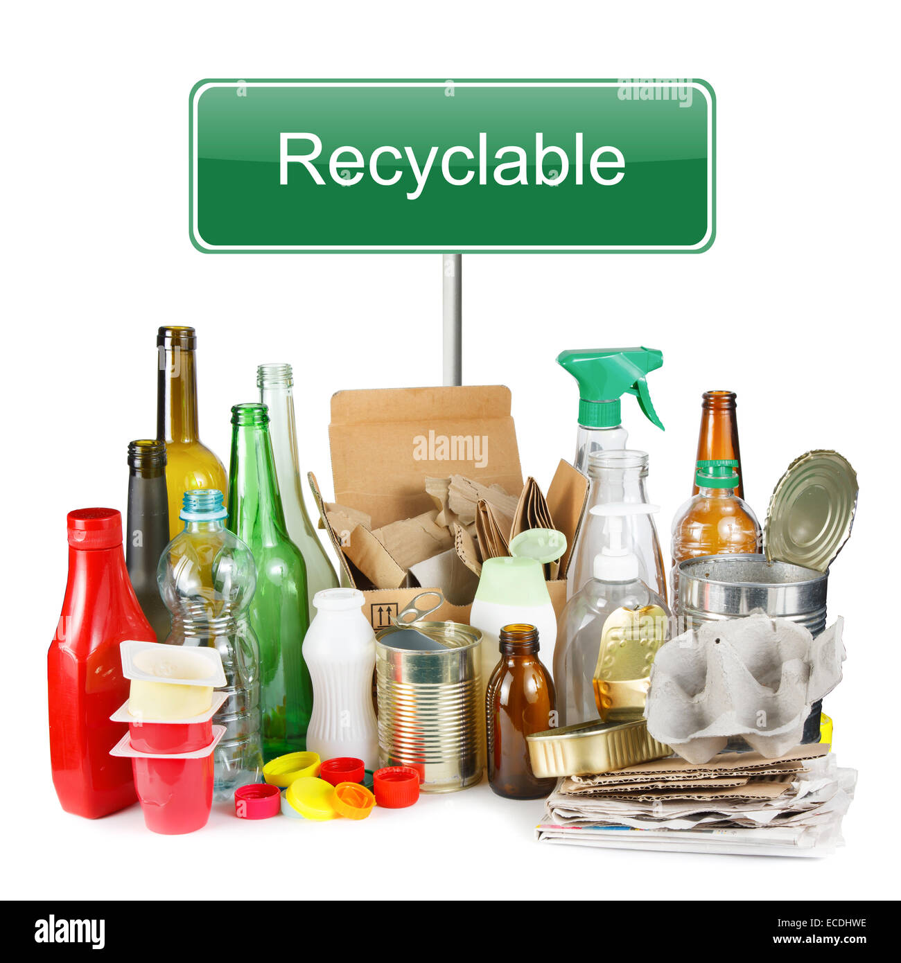 Una selezione dei rifiuti per il riciclaggio. Segregati in metallo, plastica, carta e vetro su sfondo bianco Foto Stock